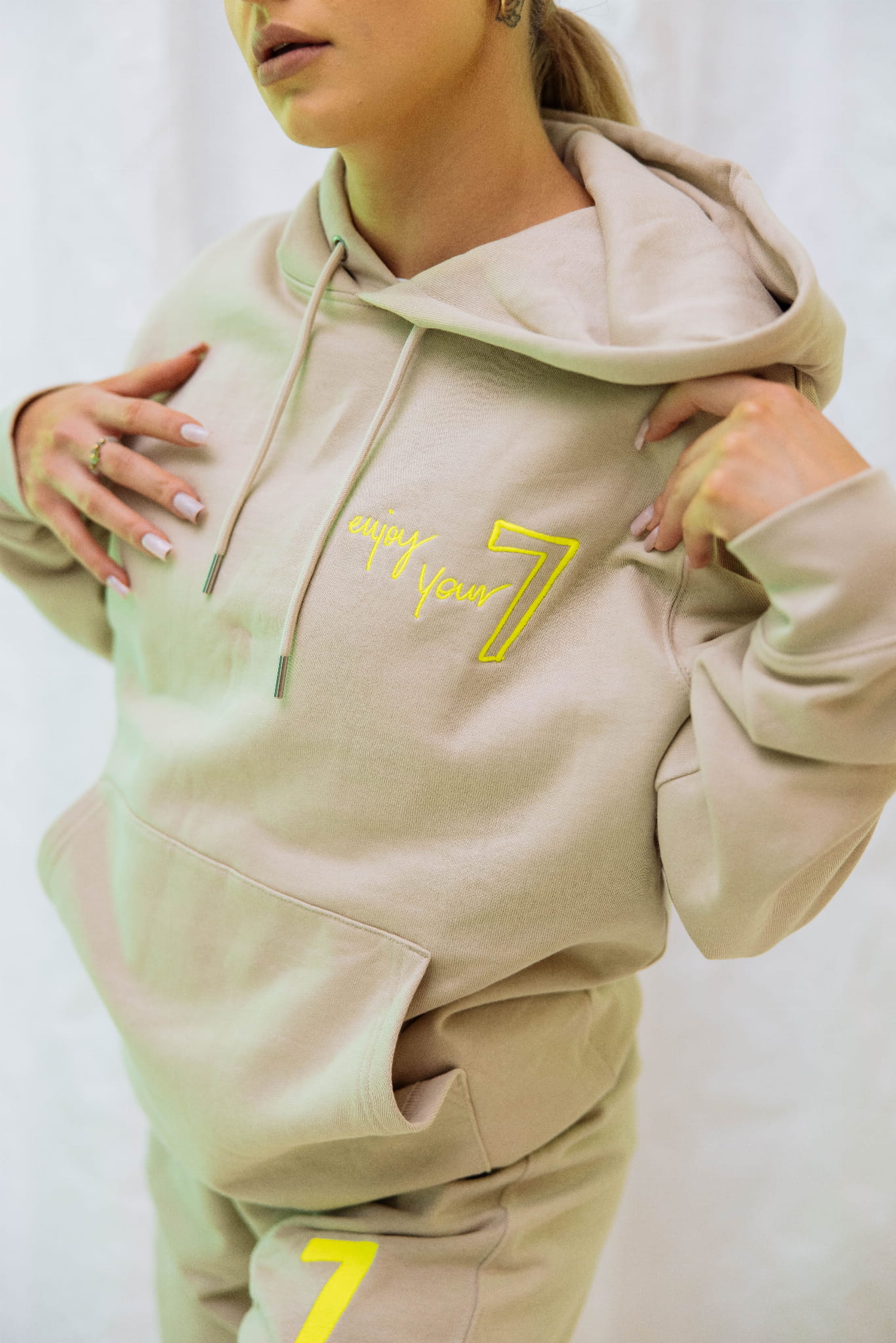 Beige Oversize-Sweatshirt mit Wings x Paprocki & Brzozowski Stickerei Unisex