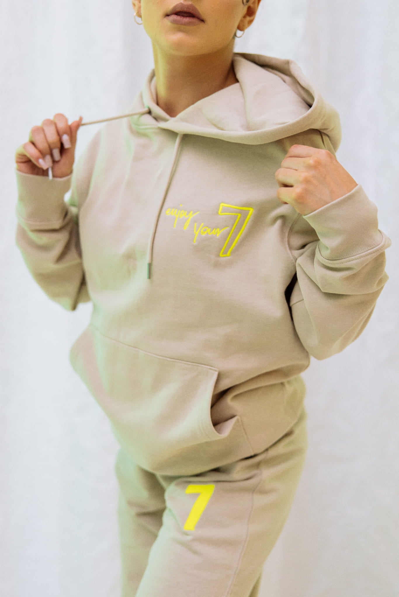 Beige Oversize-Sweatshirt mit Wings x Paprocki & Brzozowski Stickerei Unisex