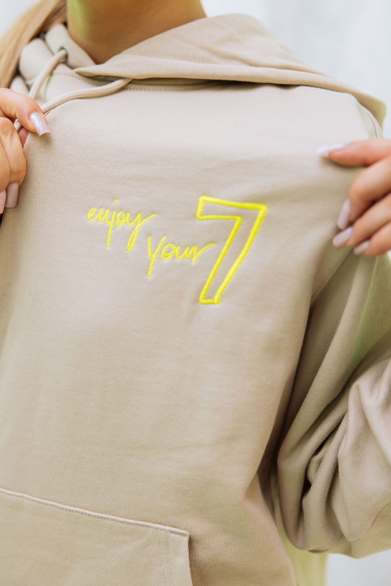 Beige Oversize-Sweatshirt mit Wings x Paprocki & Brzozowski Stickerei Unisex