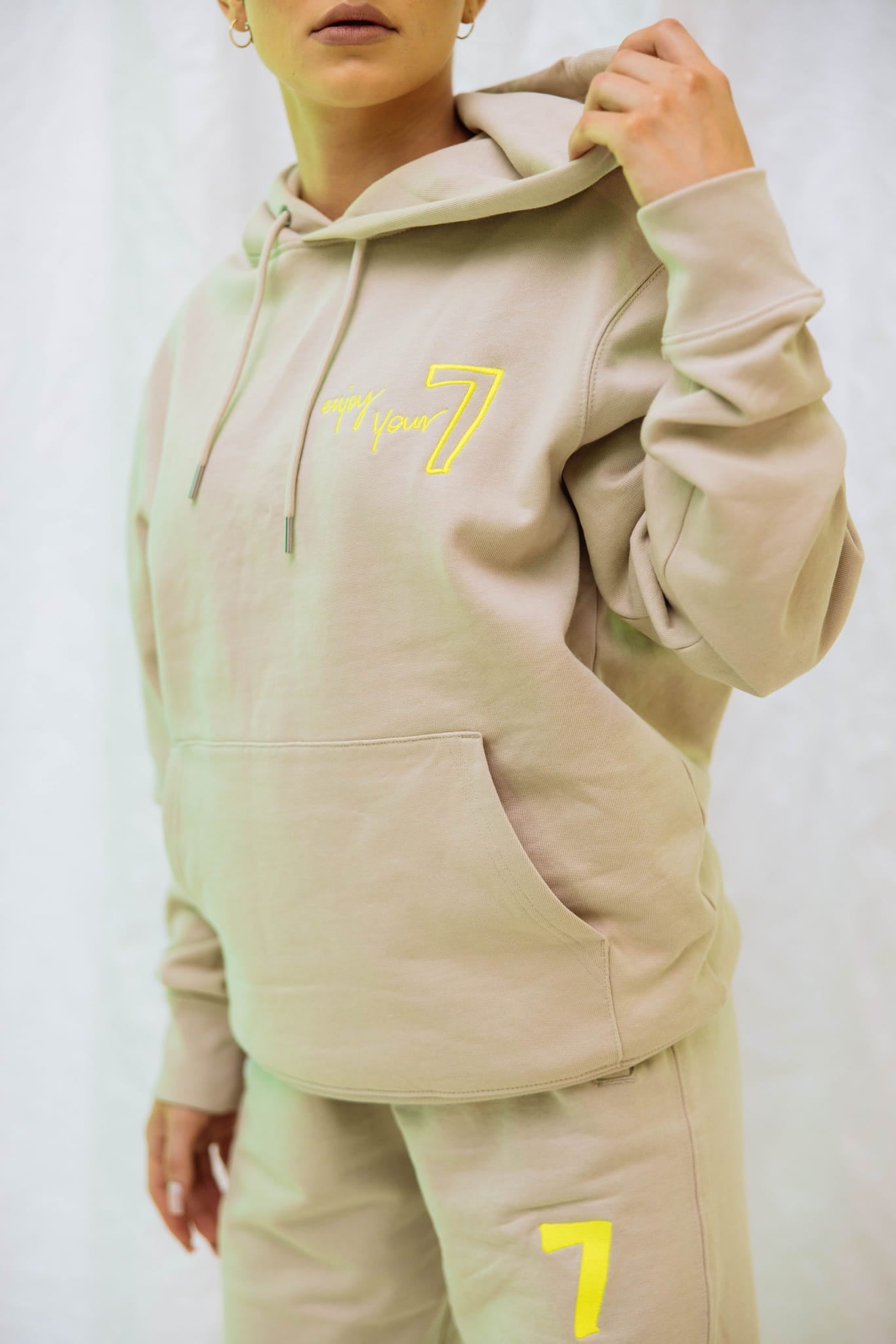 Beige Oversize-Sweatshirt mit Wings x Paprocki & Brzozowski Stickerei Unisex