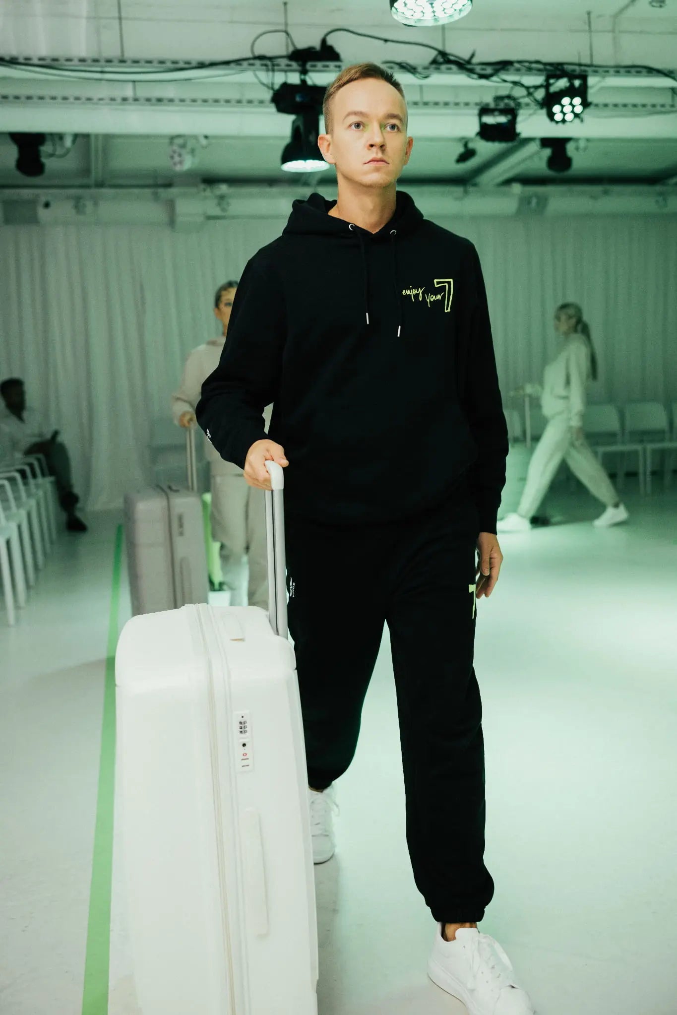 Czarne Dresy OVERSIZE z haftem “7” Wings x Paprocki & Brzozowski UNISEX WINGS X PAPROCKI BRZOZOWSKI