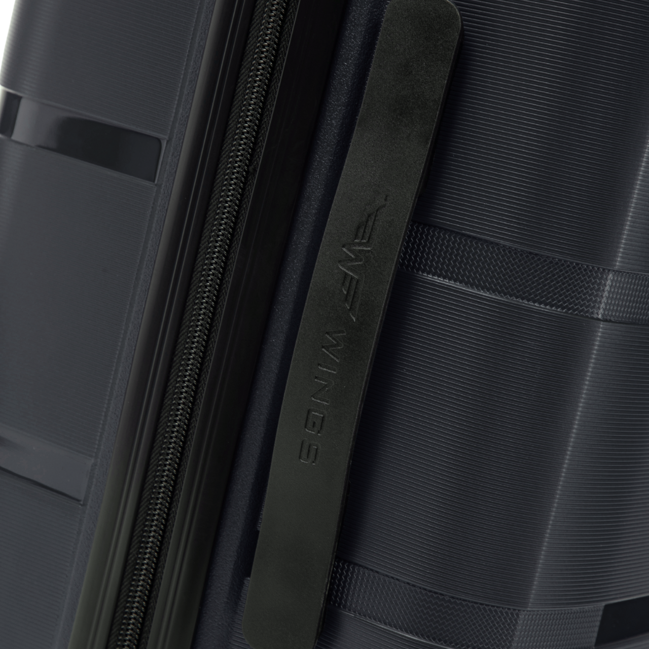 Stredný kufor Wings HAWFINCH polypropylén 24" ČIERNA