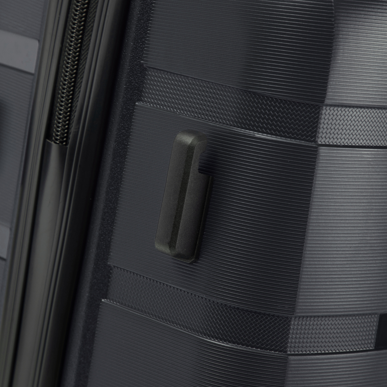 Stredný kufor Wings HAWFINCH polypropylén 24" ČIERNA