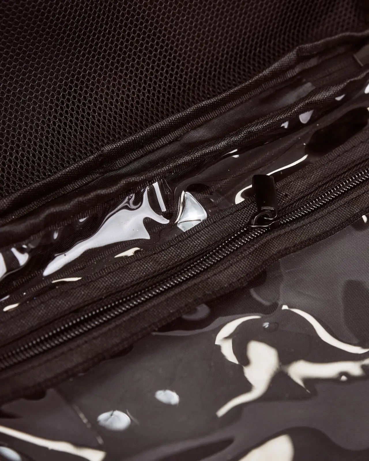 Składana kosmetyczka WINGS z wieszaczkiem BLACK TRAVEL MUST HAVE