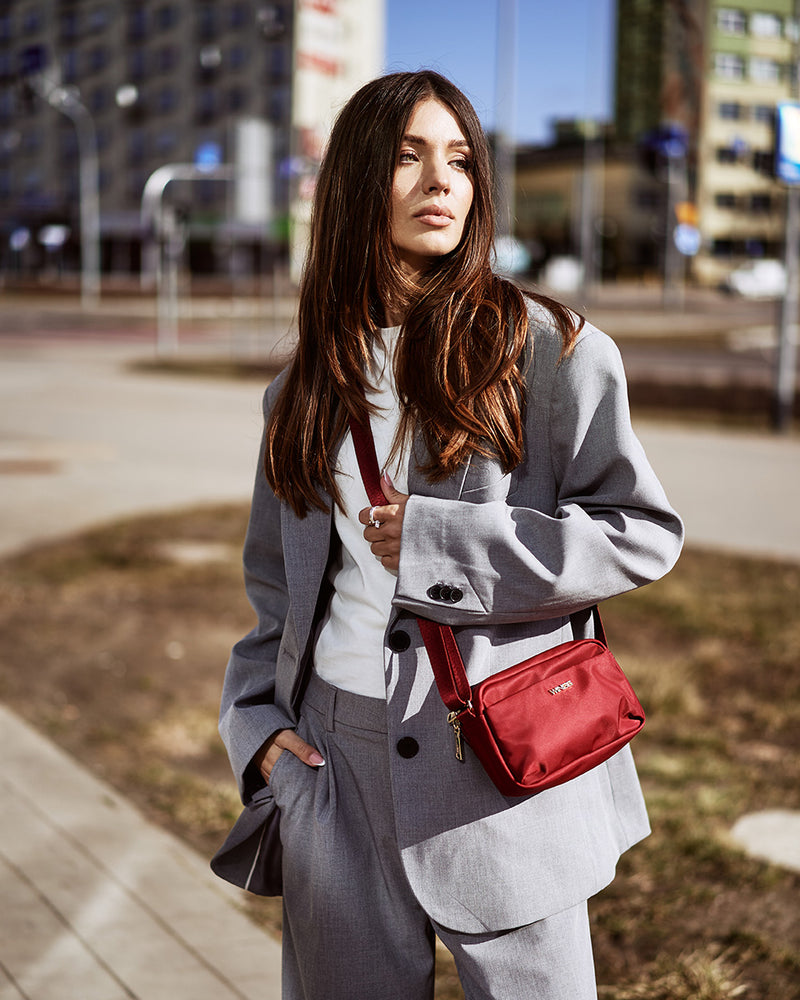 Športová taška WINGS ROSELLA – malá dámska taška cez rameno, farba DARK RED