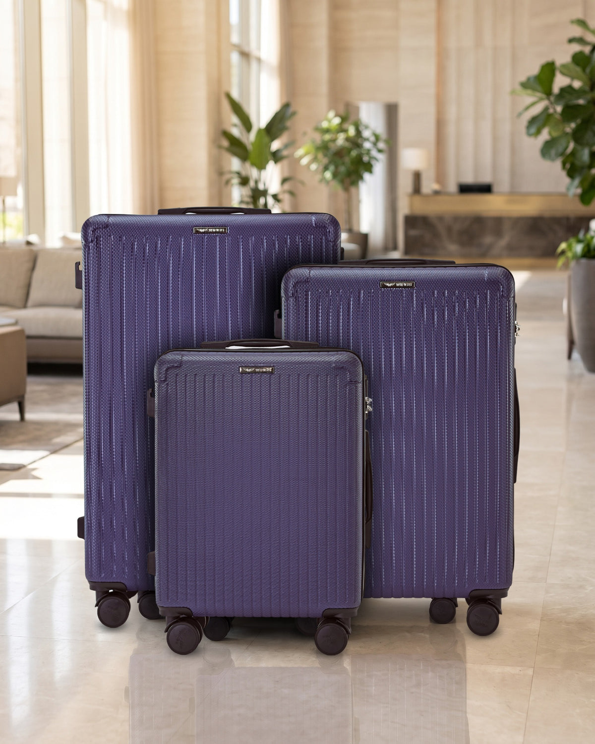 Zestaw 3 walizek WINGS WHIMBREL BLUE w lobby hotelu