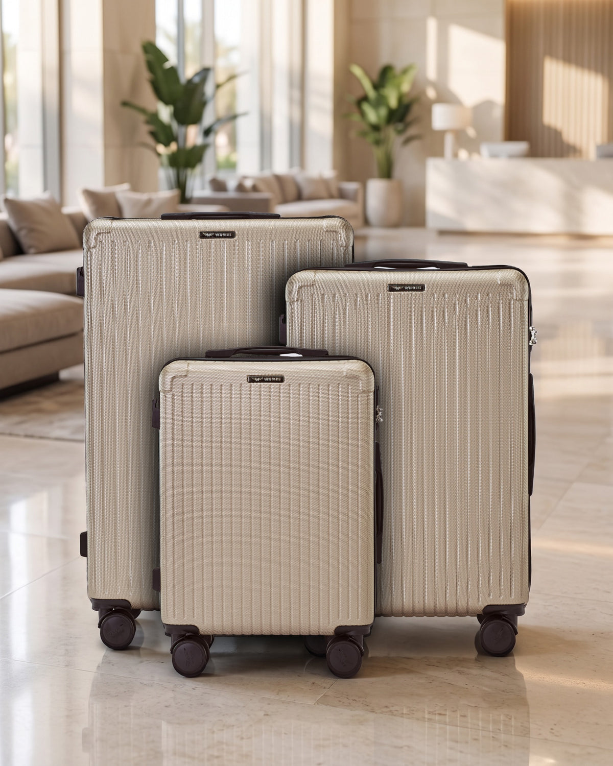 Zestaw 3 walizek WINGS WHIMBREL CHAMPAGNE w lobby hotelu