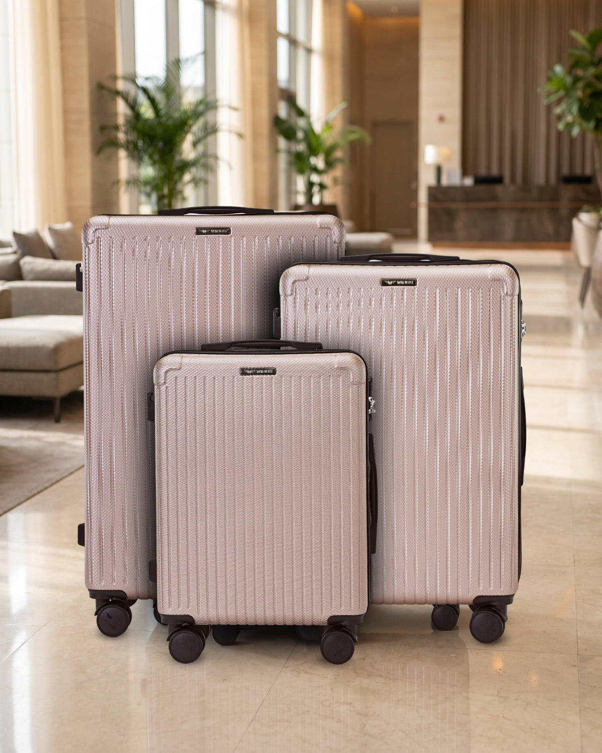 Zestaw 3 walizek WINGS WHIMBREL ROSE GOLD w lobby hotelu