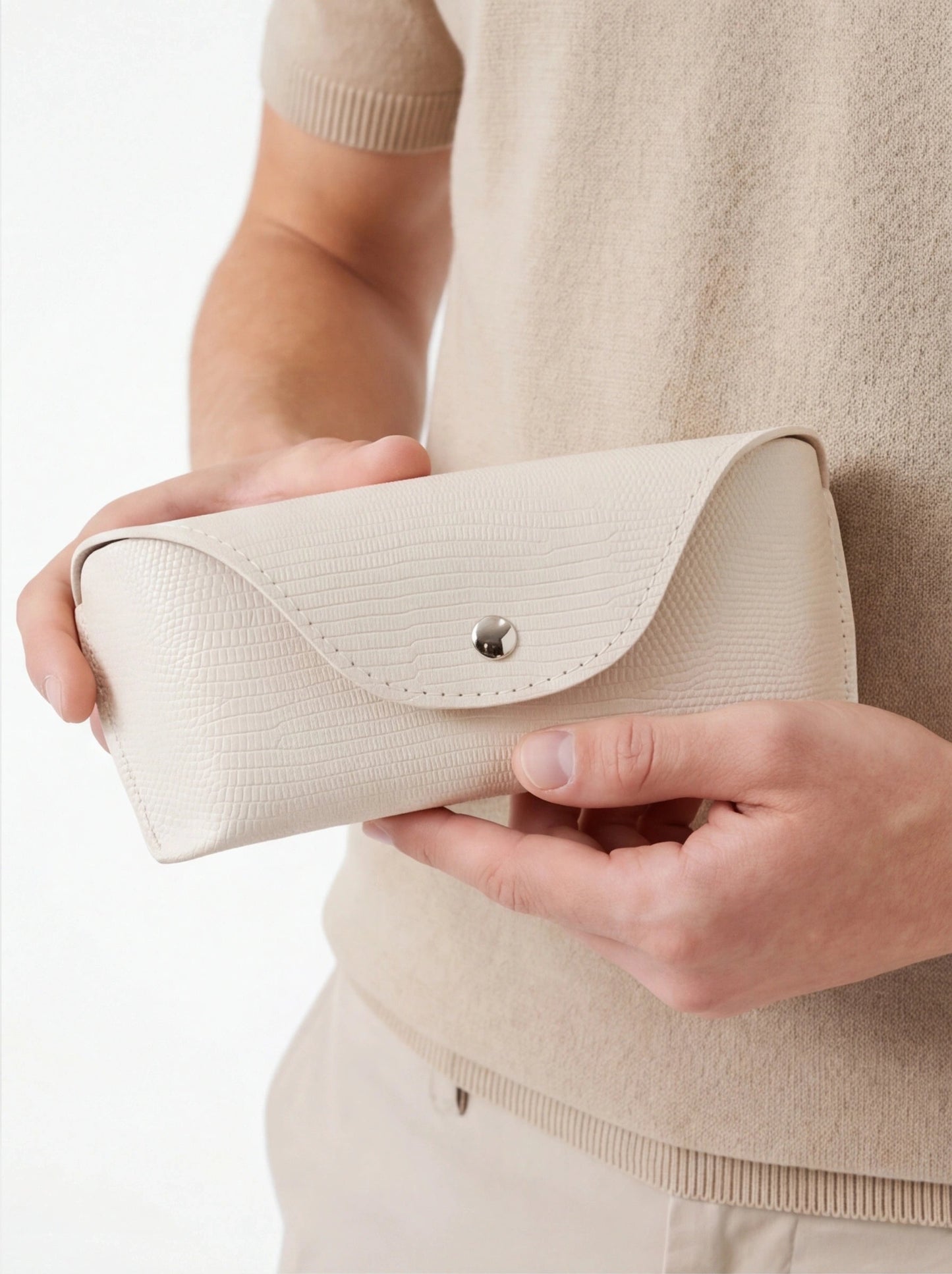 Eleganckie etui WINGS na okulary - BEIGE TRAVEL MUST HAVE