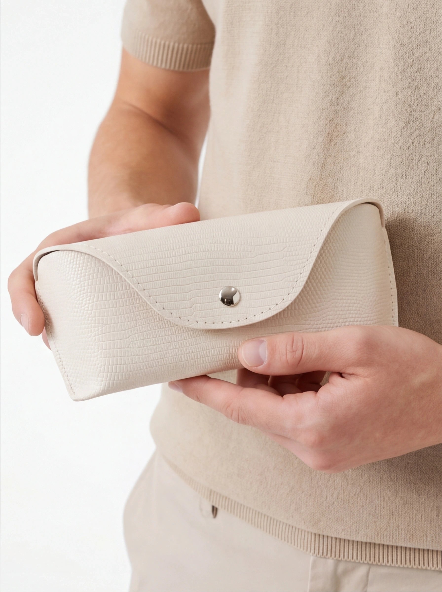 Eleganckie etui WINGS na okulary - BEIGE TRAVEL MUST HAVE