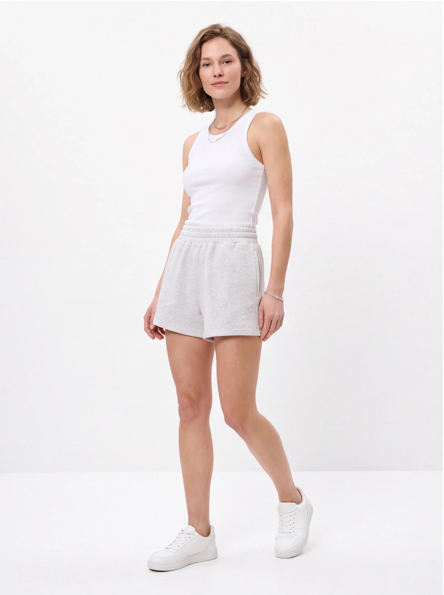 Pantalones cortos deportivos para mujer UNLEASH WINGS GRIS